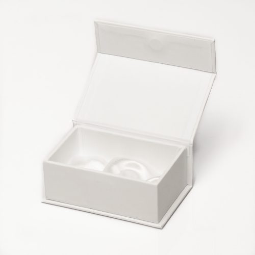 cutie de bijuterii cu saten la interior si capac cu magnet 01